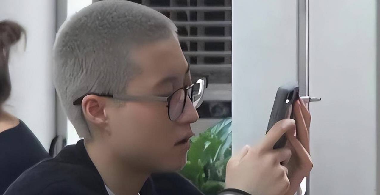 原创被成龙抛弃的小龙女吴卓林国外街头形象大变抽烟剪寸头染发