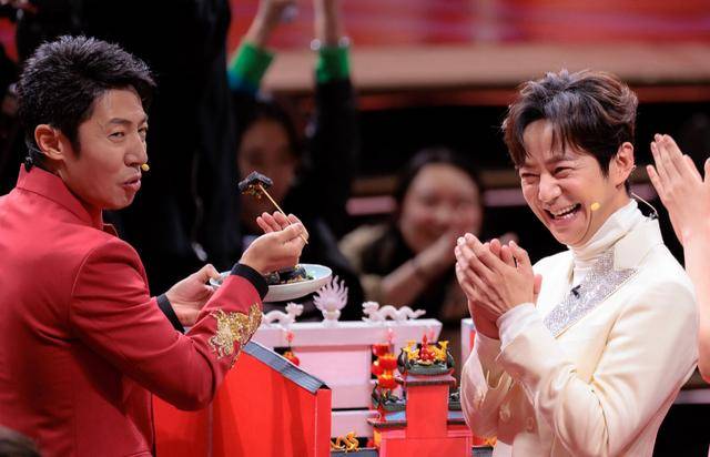 何炅主持双台元宵晚会疲态尽显湖南台临时改顺序戏曲节目获赞