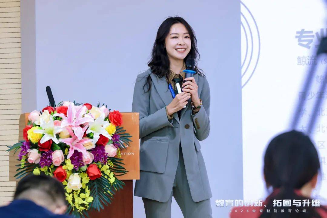 黄琳皓展示随后,高联教育集团董事长周勇对五个项目进行点评,并就"