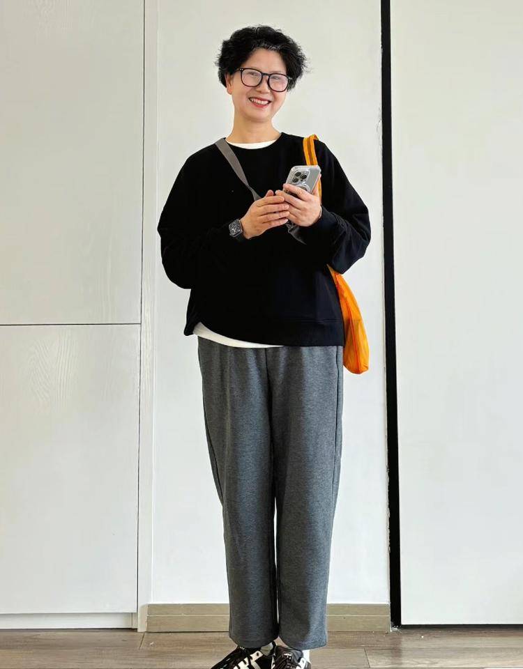 谁说60岁女人穿卫衣就是装嫩看杭州阿姨的叠穿造型特洋气减龄