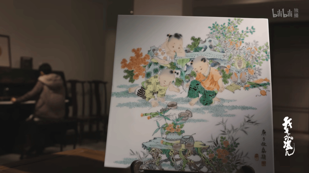 崔迪就是画鱼的高手,她将海底世界搬到了洁白的瓷器上.