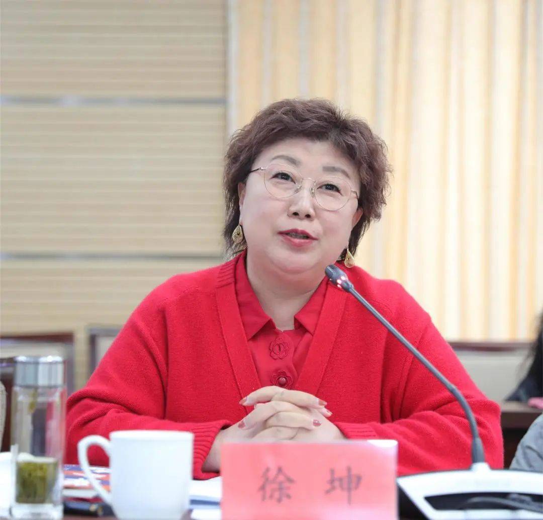 徐坤《小说选刊》主编,著名作家徐坤认为老藤是一位优秀的小说家,也是