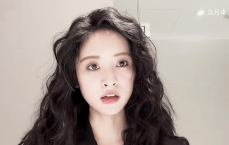 妹妹之前在vlog里聊过一些感情相关的话题.