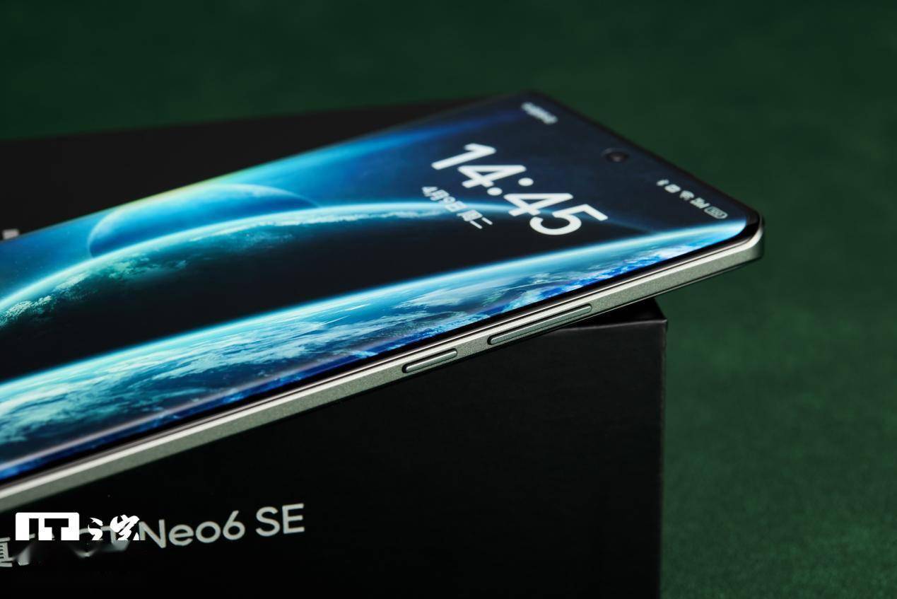 【it之家开箱】realme 真我 gt neo6 se 手机图赏:苍野骇客,迷幻之绿