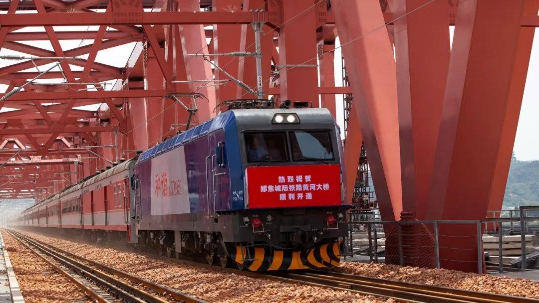 2014年5月11日一列客车经过郑州京广黄河铁路特大桥.