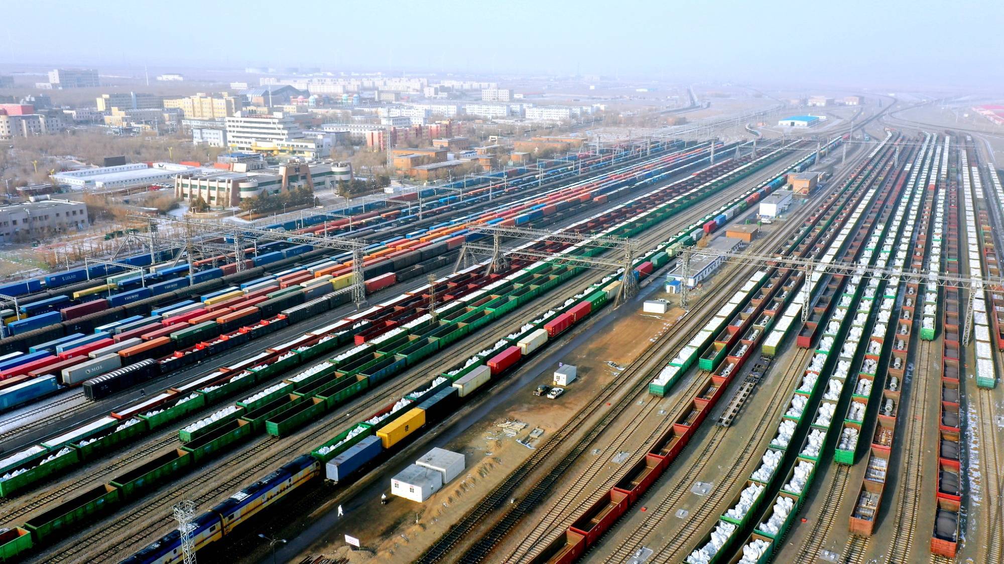 阿拉山口海关设立中欧班列专门窗口,提供舱单归并,"铁路快通"等