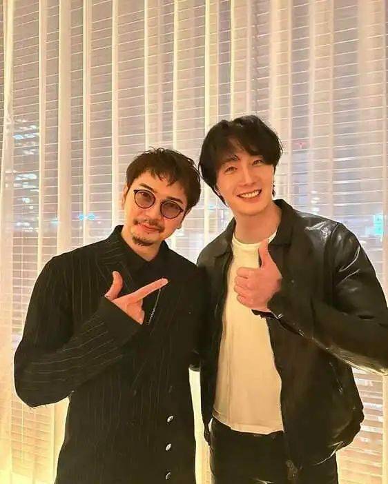 韩国演员丁一宇在社交媒体上发布了一张自己和"岚"成员松本润的合影
