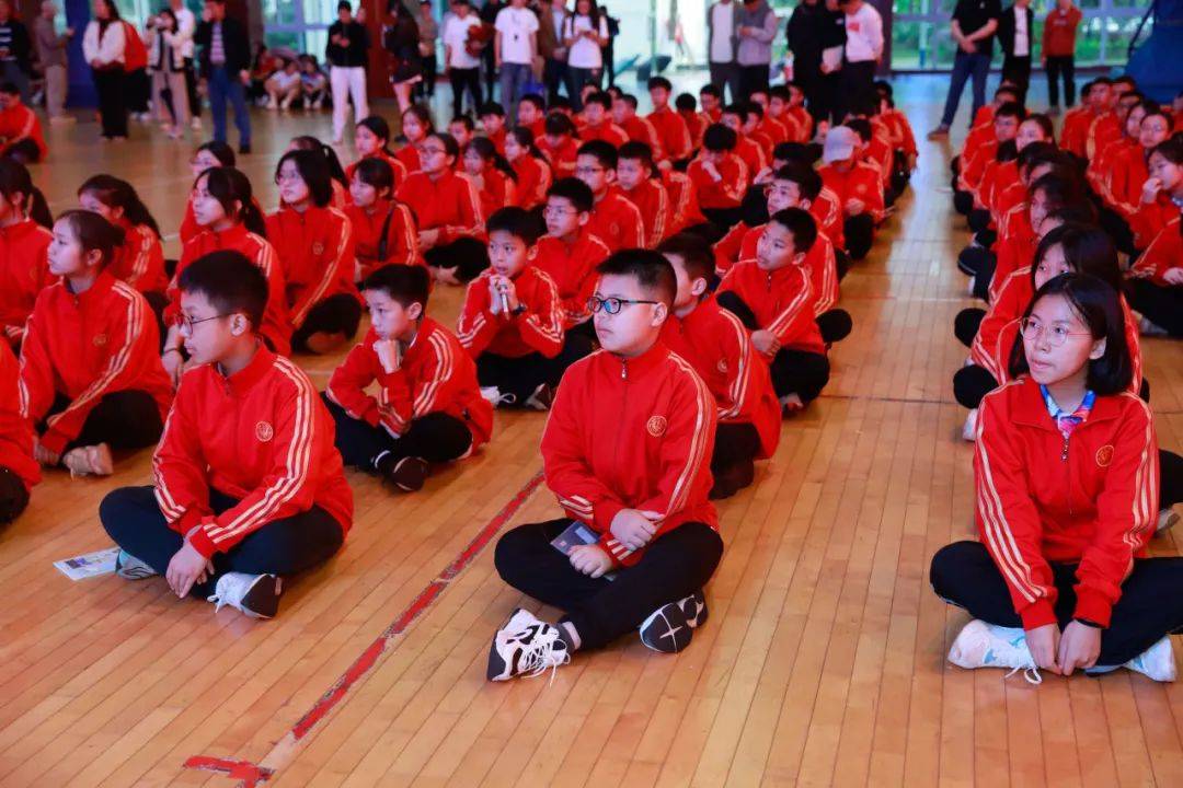 何冲一一耐心解答,用幽默风趣的语言让同学们在轻松愉快的氛围中收获