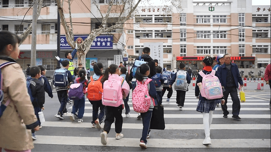 江山市中山小学总校长 毛伟琴影响着我们一届又一届的家长,校门口上下
