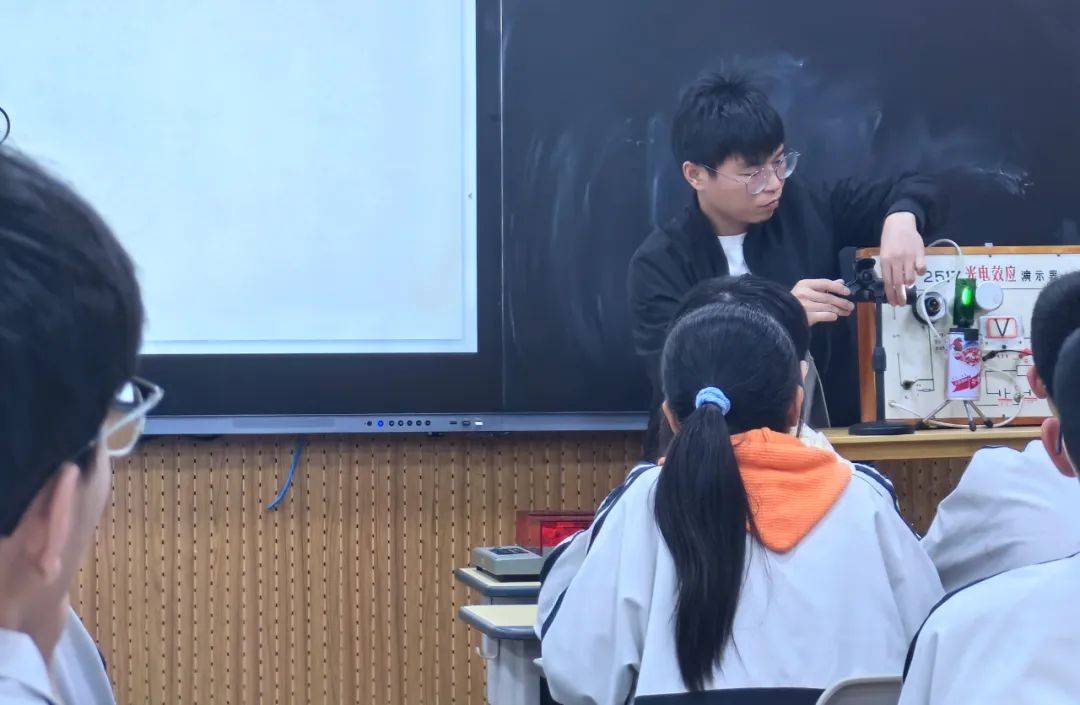 学海无涯映智光开放日盛绽华章丽水中学教学开放日语