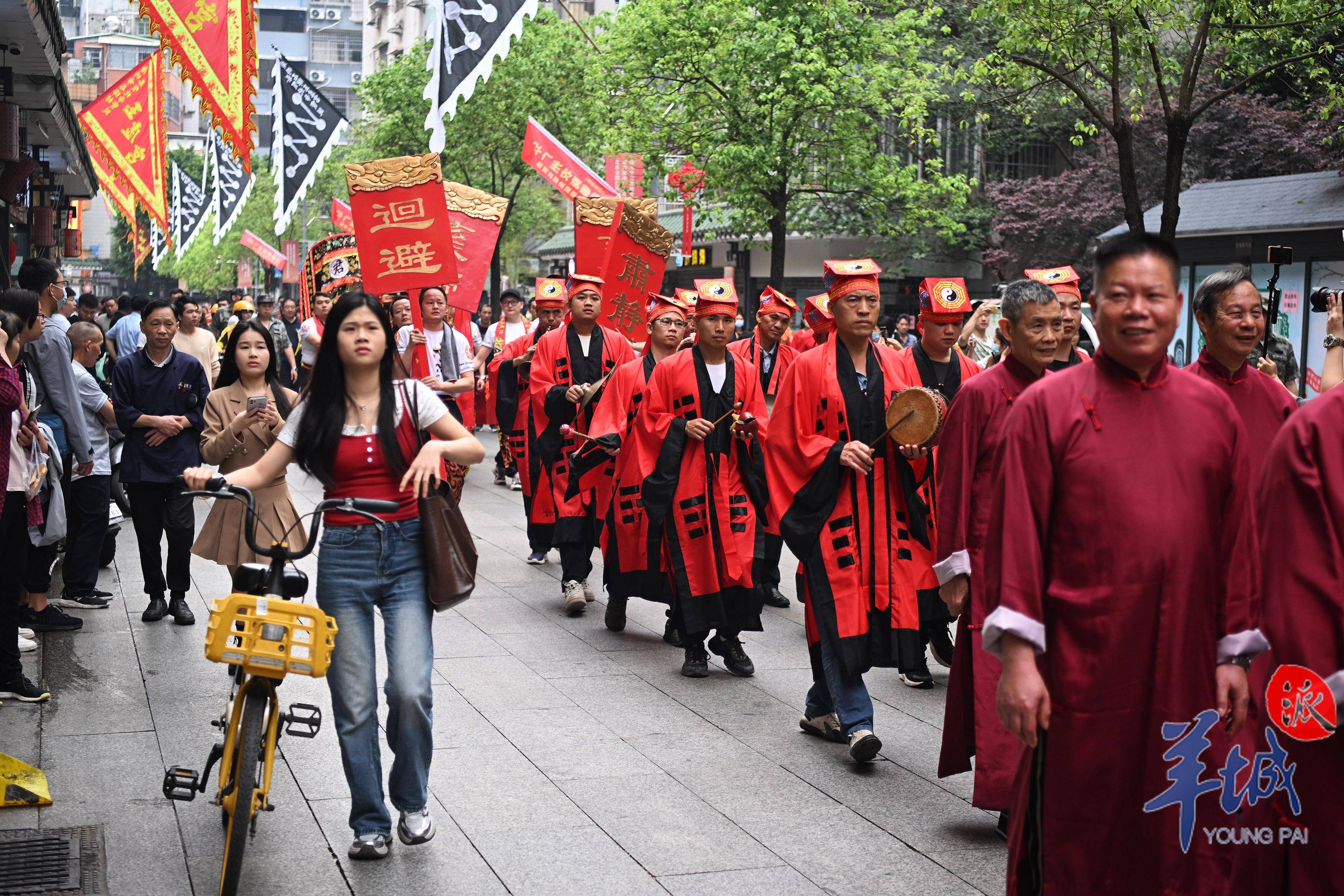 视频图集三月三北帝诞广州石牌村巡游祈福活动热闹开锣