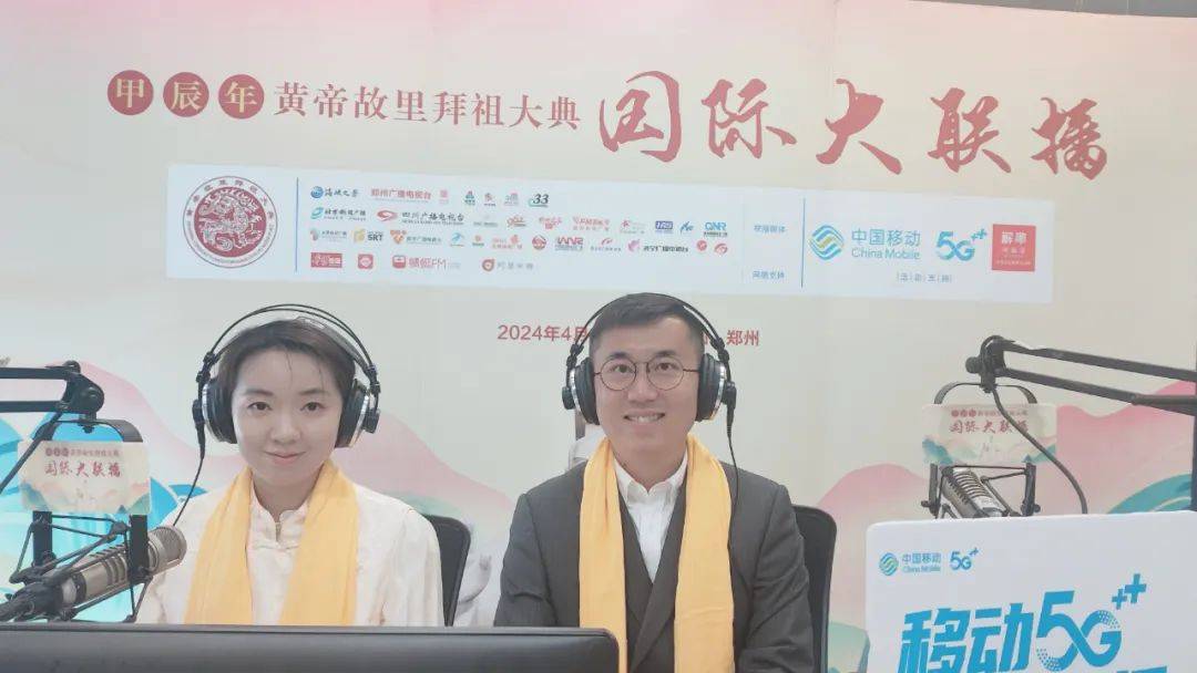 后方直播间前方直播间里,知名文化学者阎铁成,海峡之声主持人张峥