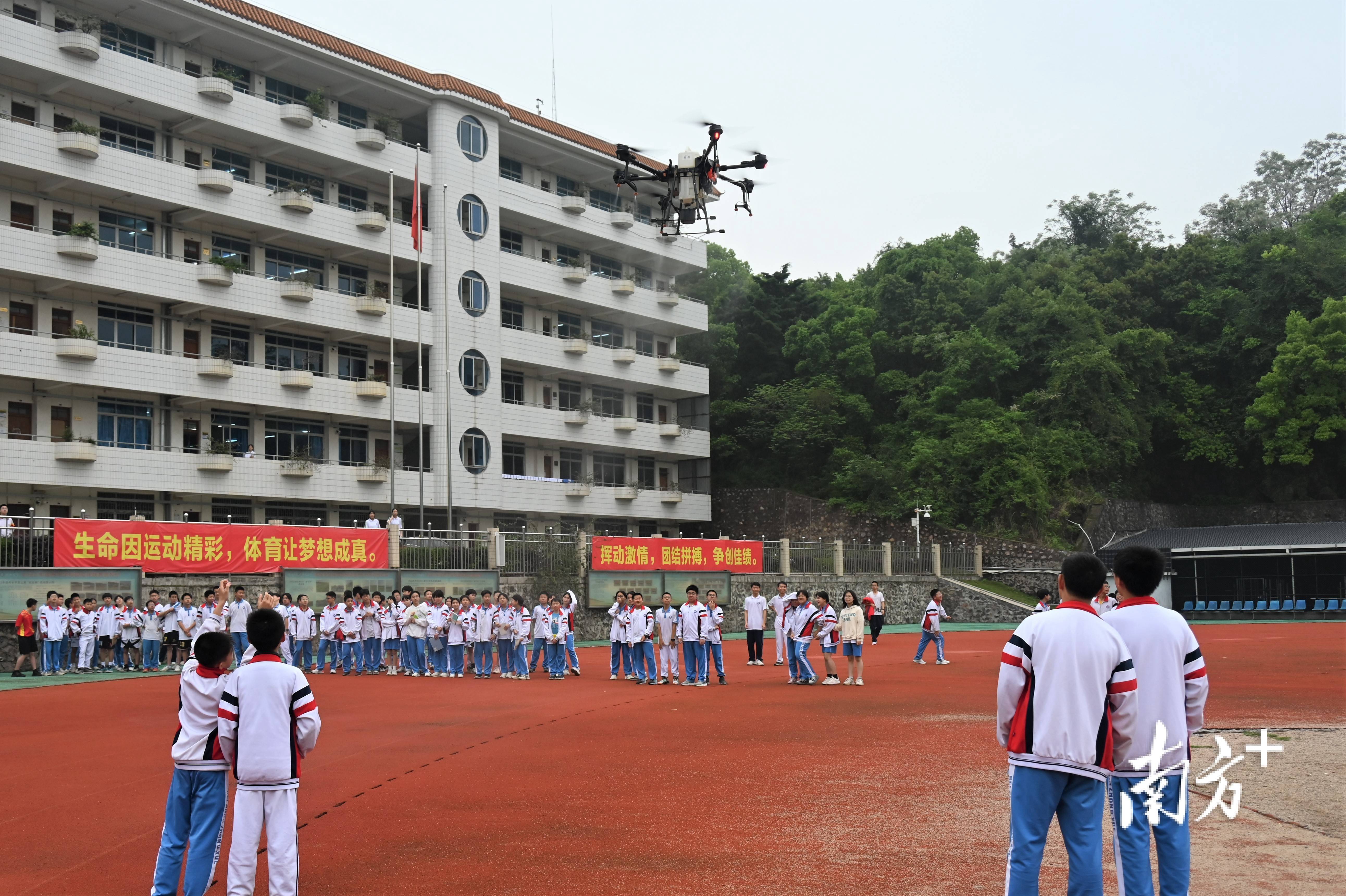视频炫酷无人机飞进连州中学课堂