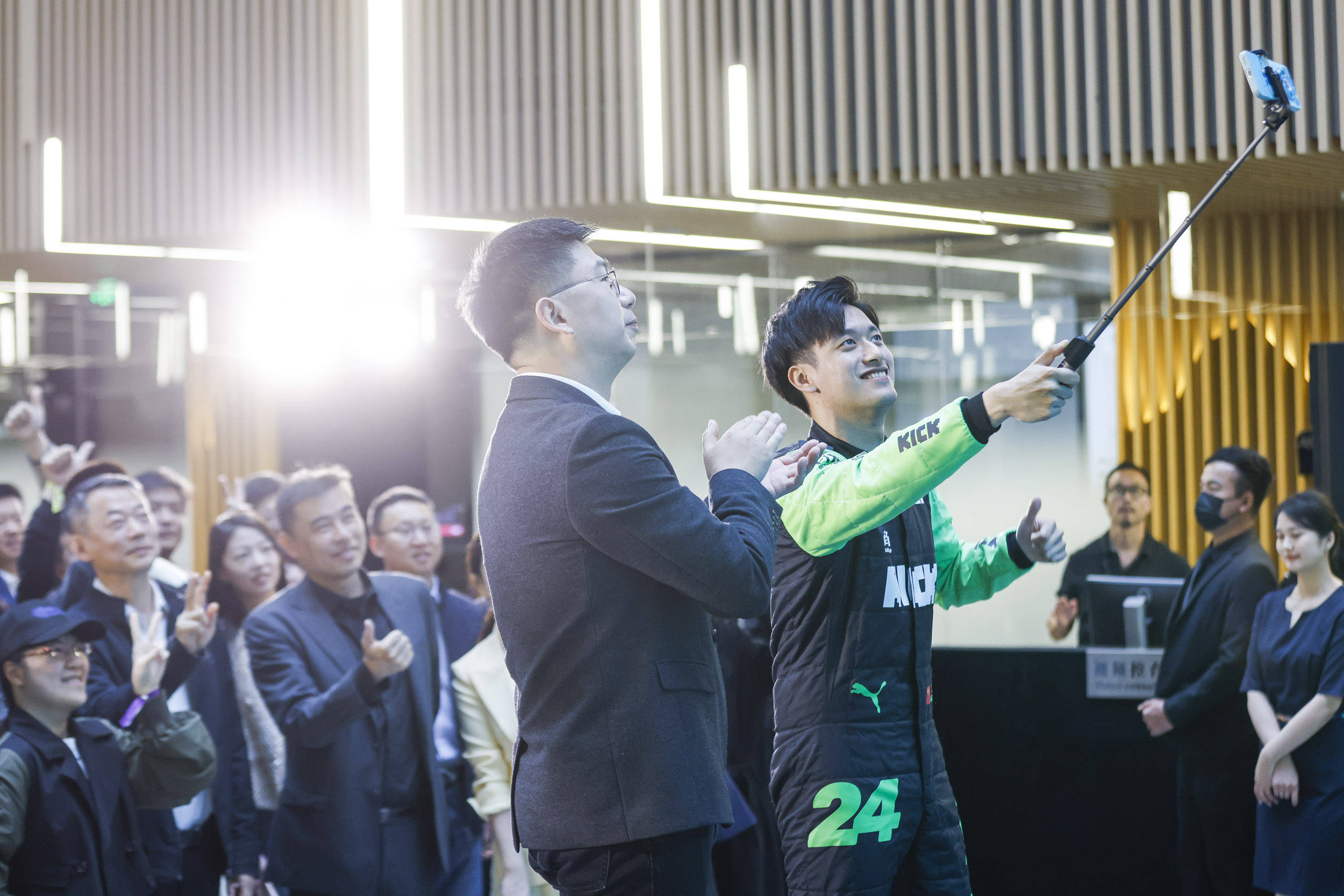 商汤科技徐立对话f1车手周冠宇中国的f1与ai都有一股韧劲