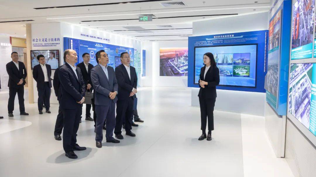 莫鼎革与中国中化党组成员副总经理陈成敏举行会谈