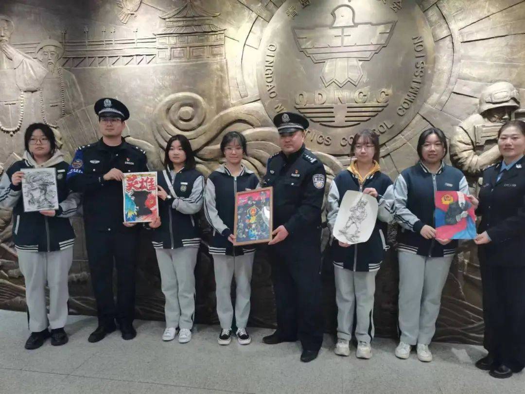 积极开设主题班会,开展了"传承和文化""放飞纸飞机,共担苦与乐""新
