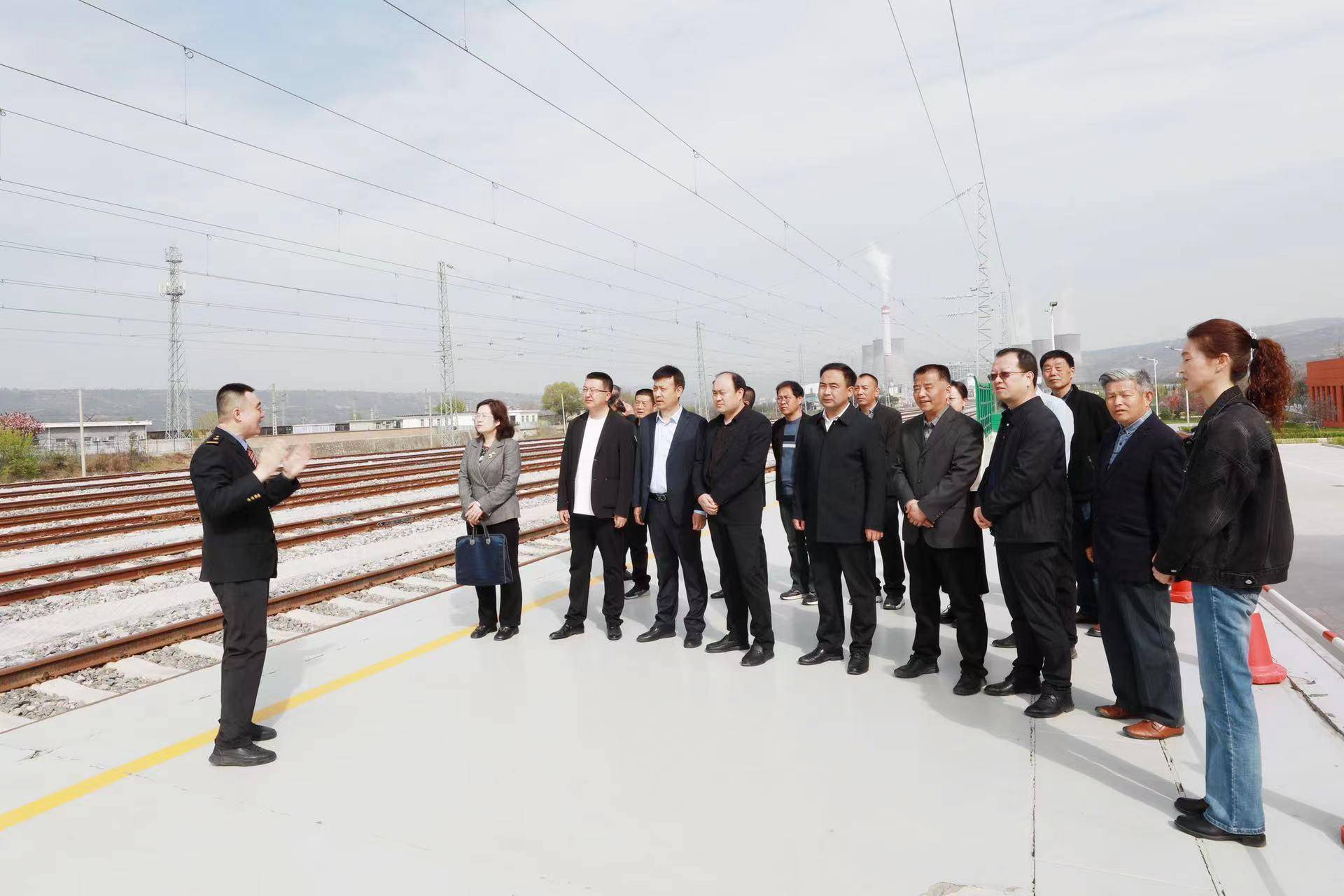 送健康进企业活动,社市委副主委兼秘书长郭红全,办公室主任张灵芝