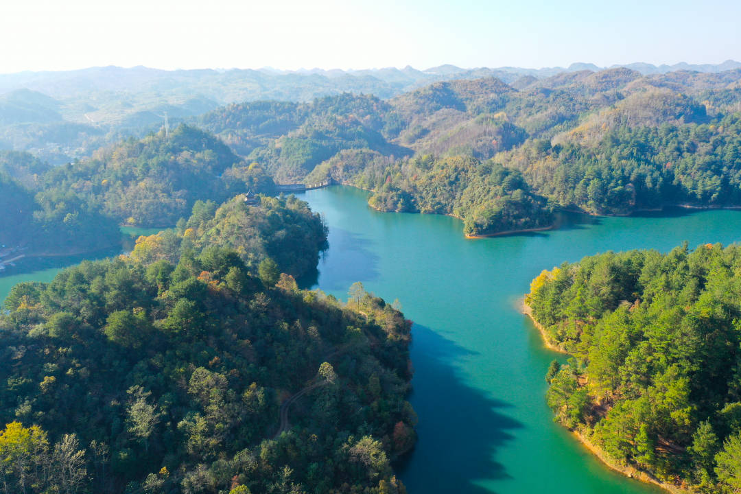 长顺冬日的杜鹃湖美如画而在提升优质服务方面,成功举办"长顺县2023年