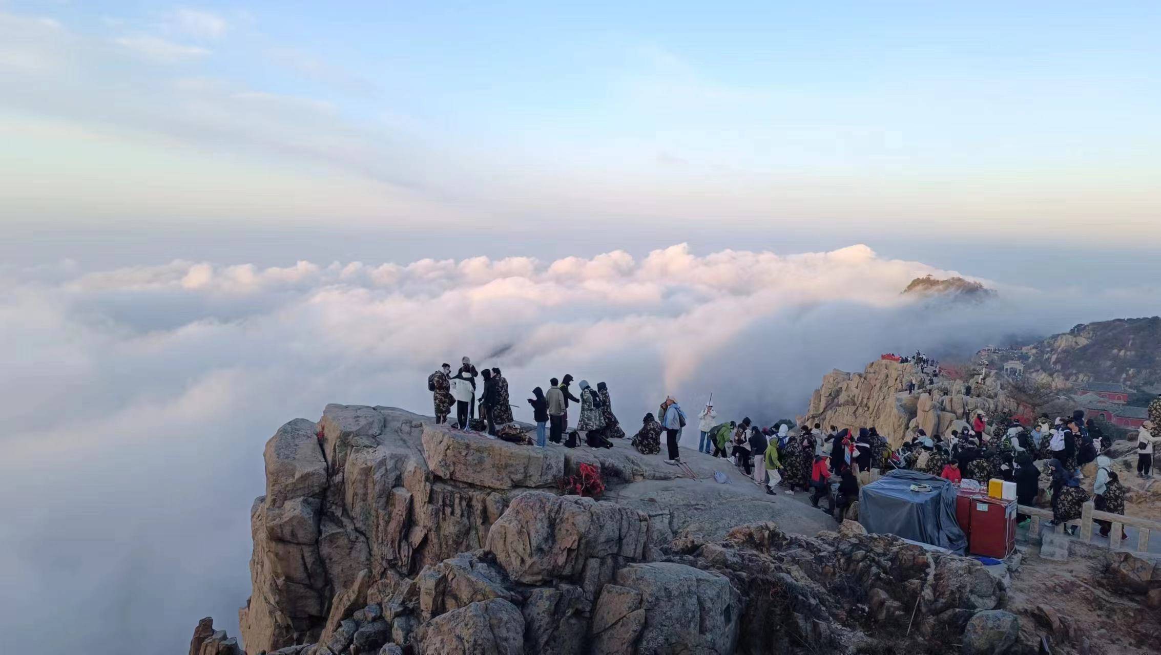 泰山之巅的浪漫!云海日出 朝霞满天