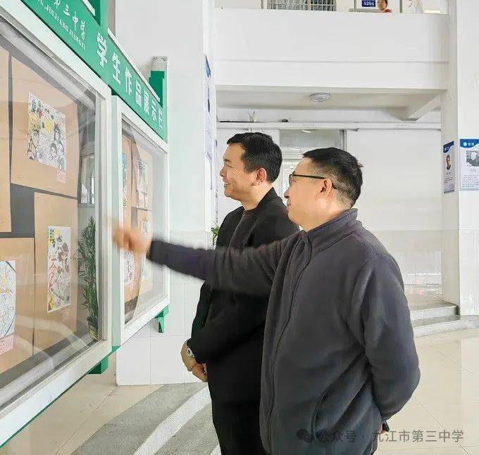 我校校党委副书记,校长周凌,校党委委员,副校长李代煌参观画展,对学生