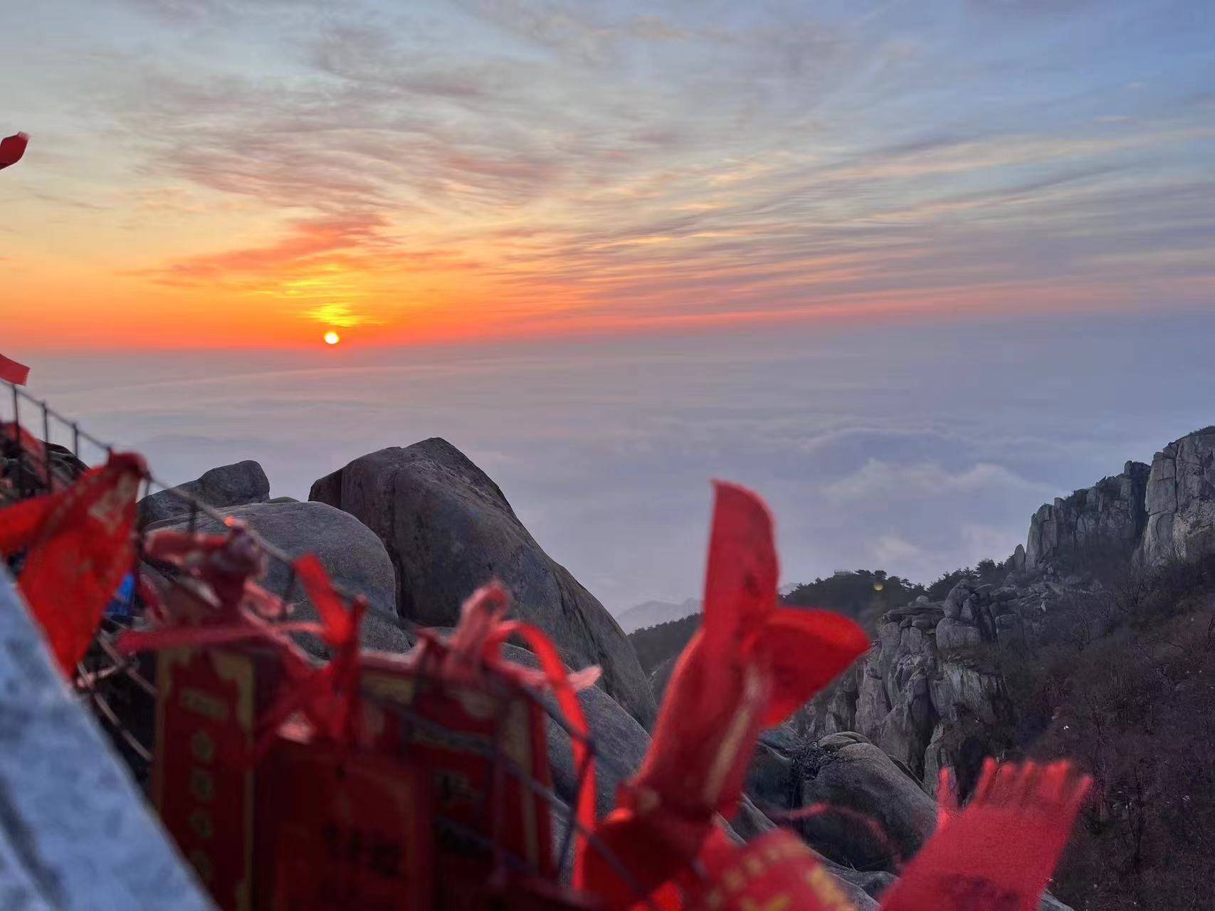 泰山之巅的浪漫!云海日出 朝霞满天