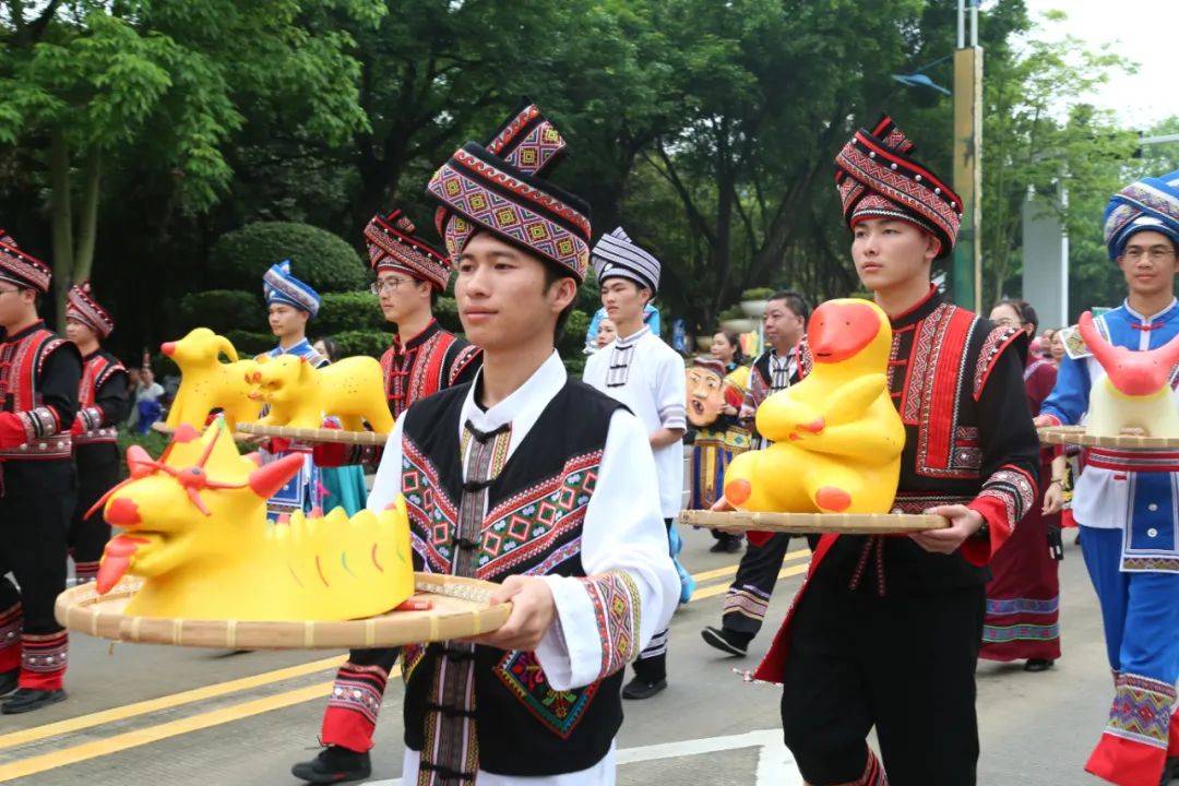 今天的来宾好比过年千人巡游展演燃动全城