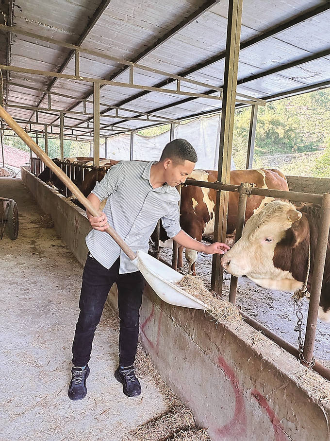 站在"十大天府人物"领奖台上,四川省乐山市马边彝族自治县民主镇党委