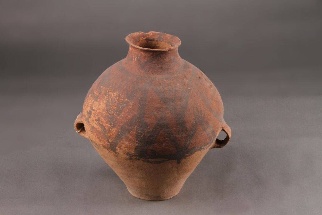 率性,酣畅不拘,纹样丰富多彩,看似繁缛,但基本可分为圆圈纹,蛙形纹