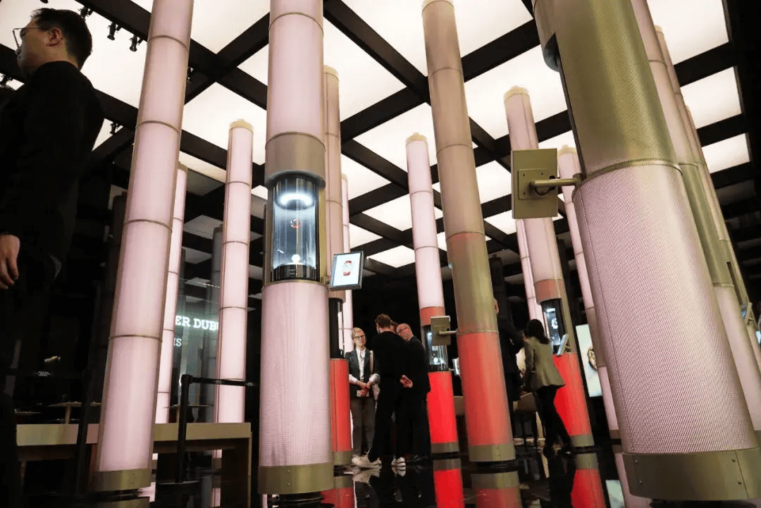 谁说传统制表做出的都是老东西这块表把反差美玩到头了