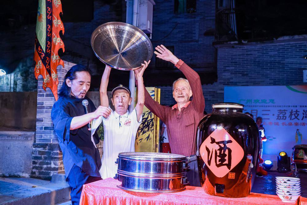 图集广州荔湾泮塘古村设近百米长桌宴麻石巷里共叙乡邻情