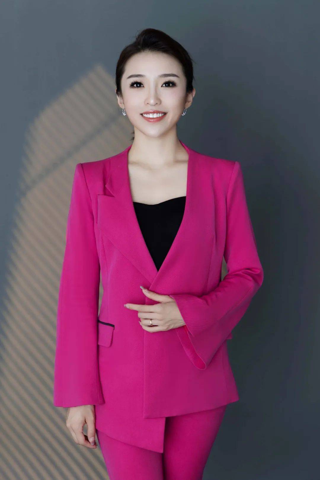 2018年登上中央电视台春节联欢晚会,参演小品《为您服务》.