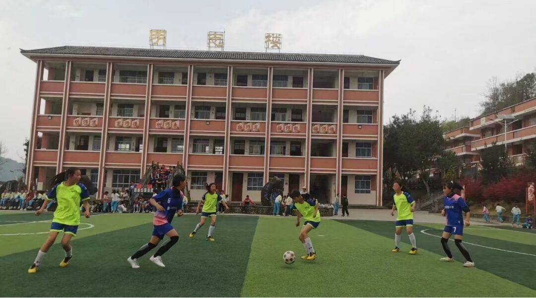 当然,高老师只是腾冲19名支教老师中的一员,他的很多队友都在不同岗位