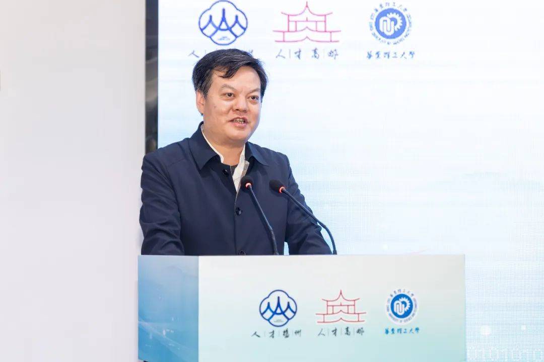 他指出,上海与扬州同在长三角城市群,人文相近,地缘相亲.