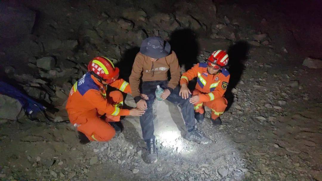 媒体视角石嘴山消防徒步往返6小时救出受伤驴友