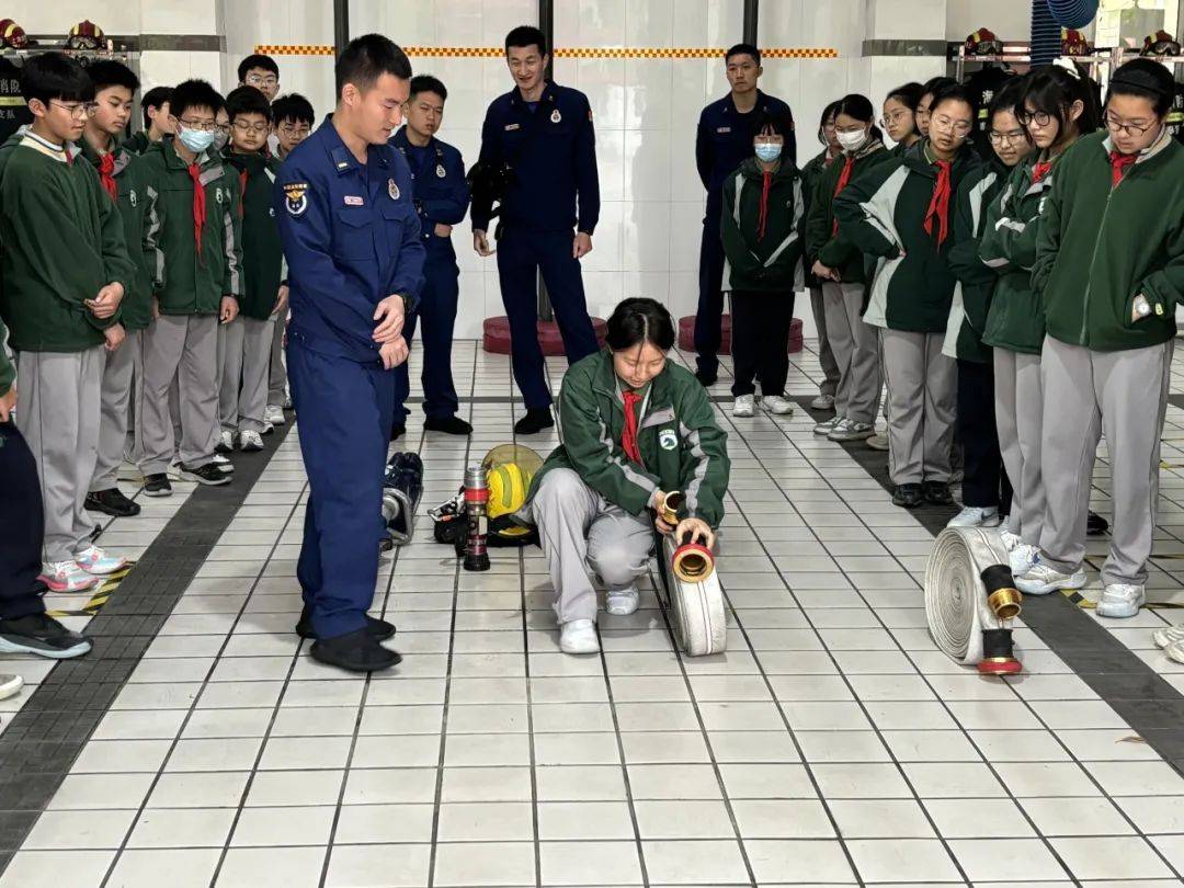 聚力工程致敬火焰蓝护航青春路汇贤奉浦联合中学汇贤校区七年级消防