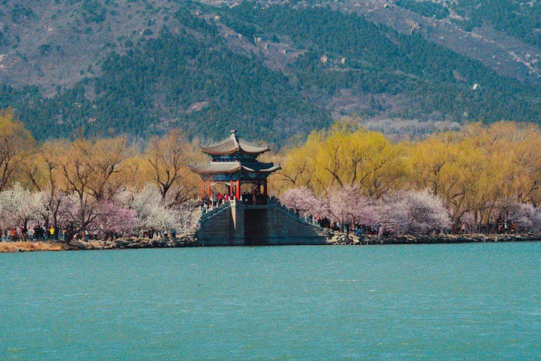 颐和园,中国清朝时期皇家园林,前身为清漪园,坐落在北京西郊,与圆明园