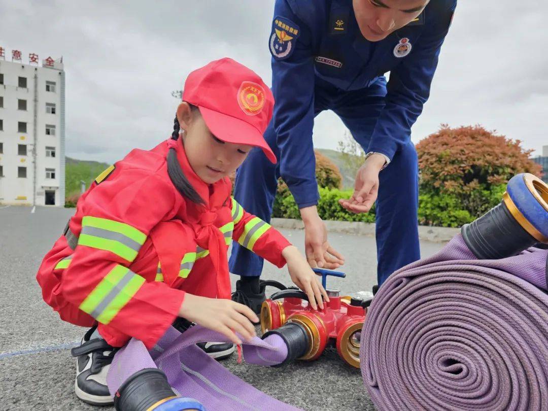 防患未燃携手童行高新消防联合柚子姐姐读书会举行蓝小圣少年团成立