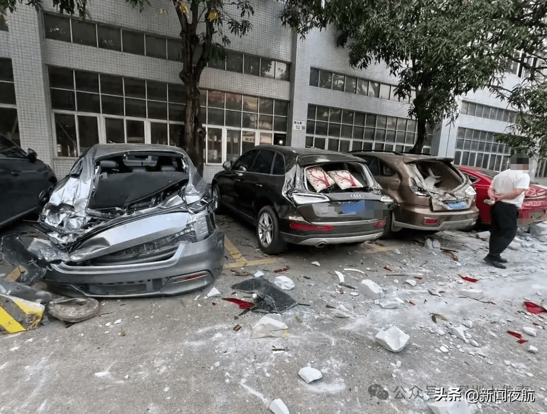 吊车突然翻倒,6辆小汽车被砸!_车辆_园区_程度