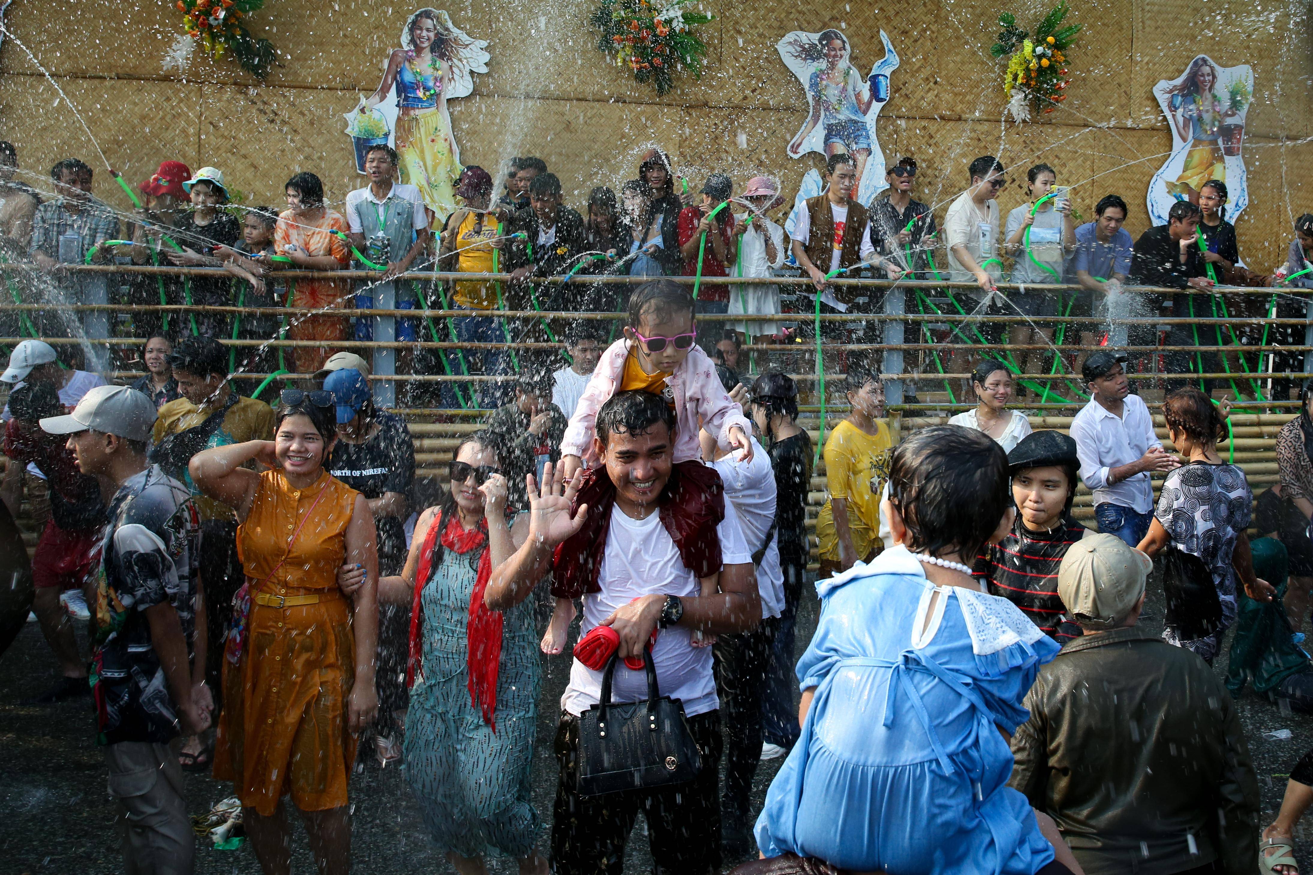 缅甸欢庆泼水节