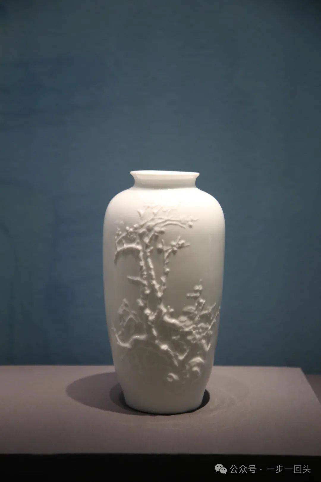 高白折枝梅花瓶(现当代,德化县陶瓷博物馆)