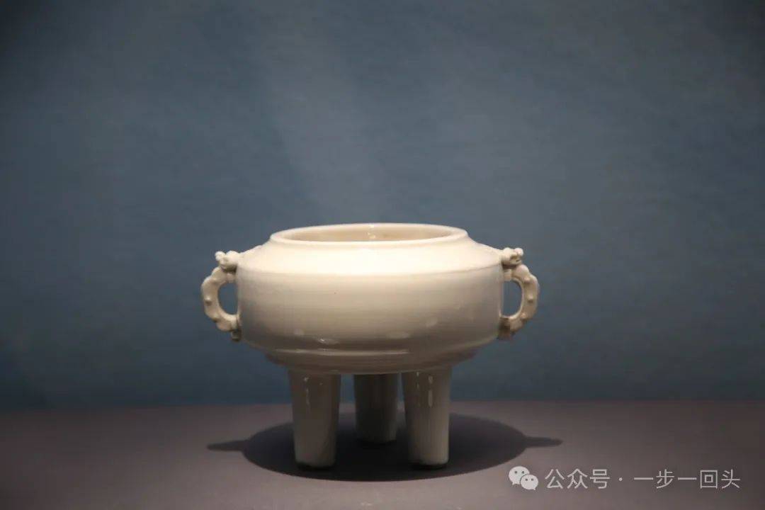 馆)猪油白兽耳琮式瓶(明,德化县陶瓷博物馆)象牙白镂空牡丹笔筒(明