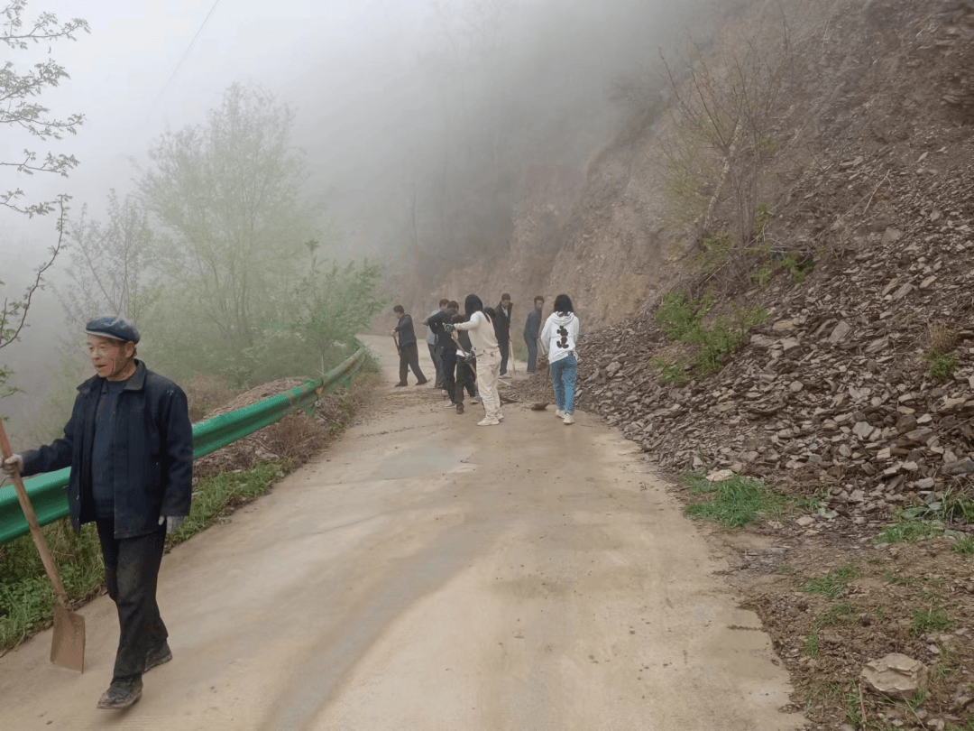 三抓三促行动进行时蒿林乡积极开展雨后道路清淤保畅工作