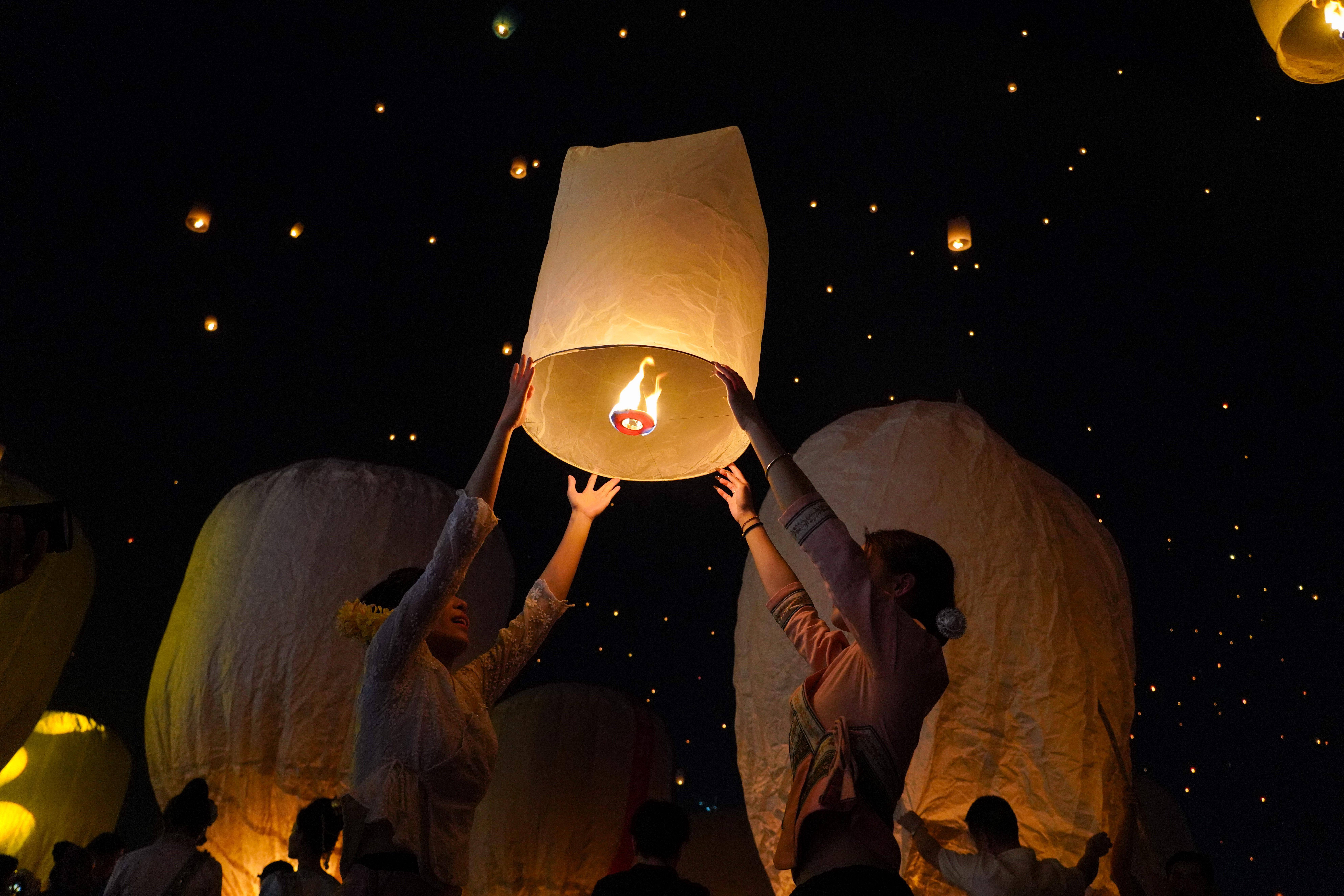 新华全媒 丨西双版纳:喜迎泼水节 放飞孔明灯