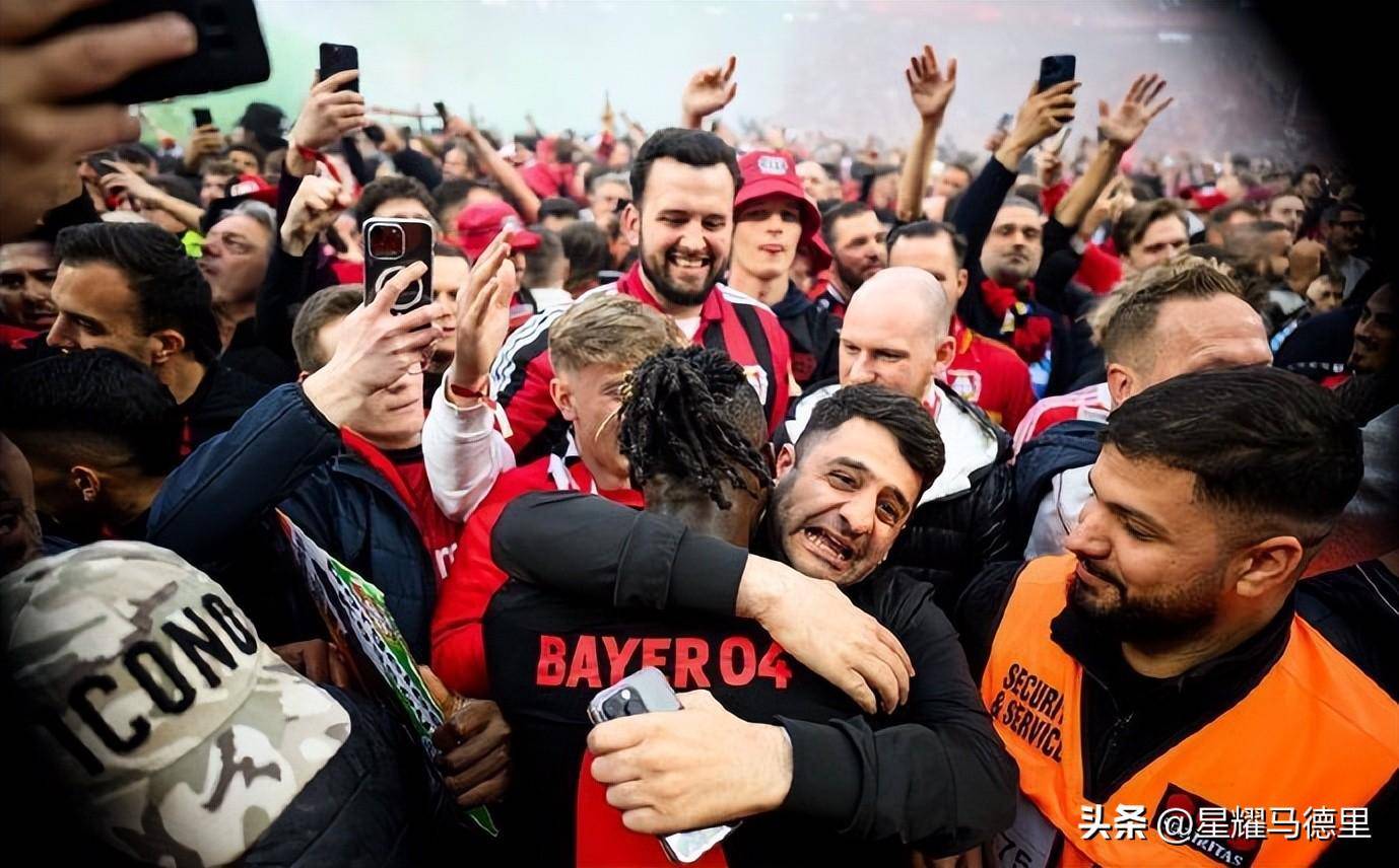 药厂夺冠后球迷挤爆球场,死忠激动落泪,42岁龙哥淡定挥手_勒沃库森