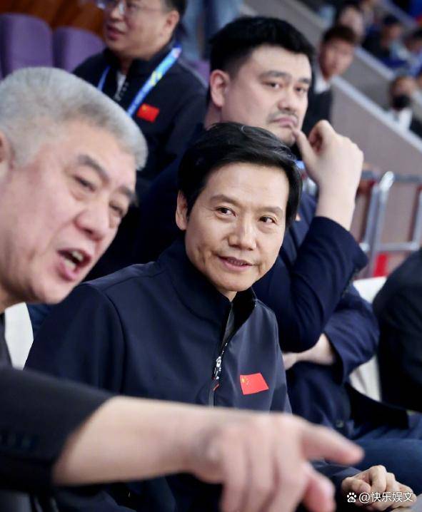 雷军与姚明观看cba比赛!两人同框身高差呆萌,有讲有笑气氛融洽
