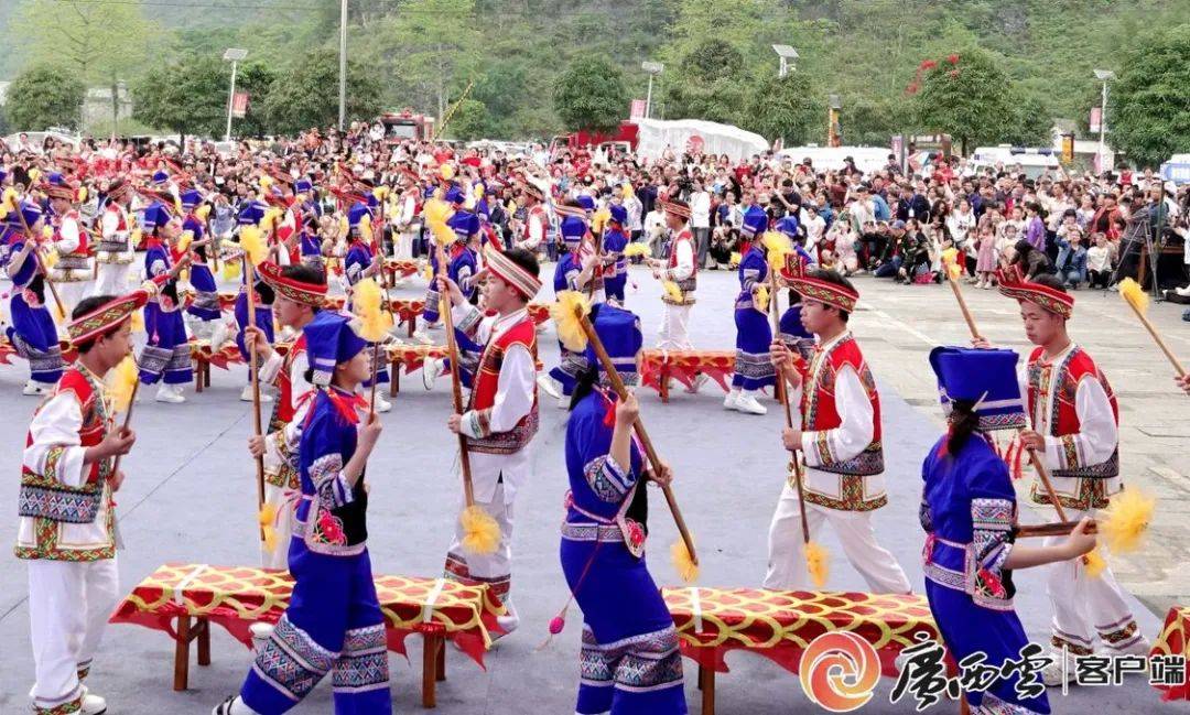 4月11日,都安瑶族自治县职业高中的同学们在三岛湾景区表演壮族扁担舞
