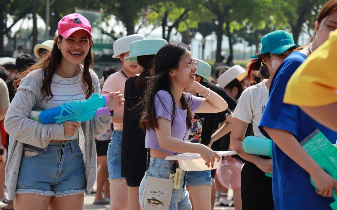 历年活动现场泼水节,又称宋干节,是东南亚各国庆祝佛历新年的盛大节日