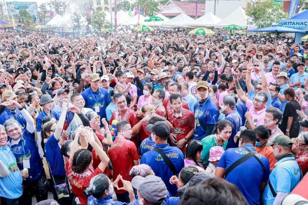 柬埔寨副首相前往波罗勉省过新年与民同乐泼水抹粉