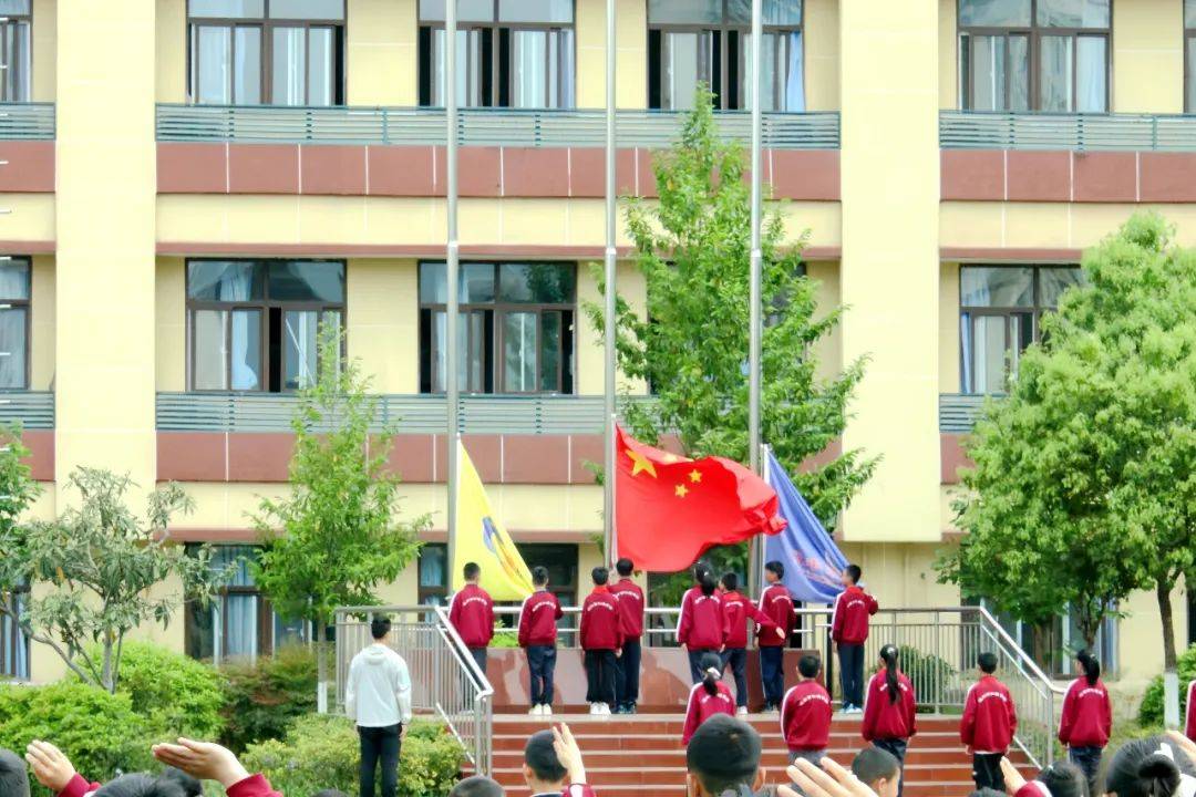 享受阅读分享快乐汉中市仁德学校举行第八周主题升旗仪式
