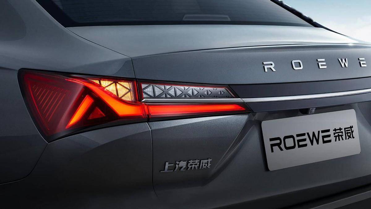 荣威i5采用了流云飞瀑进气格栅,两侧配备了锐利的鹰眼大灯,前机盖中间